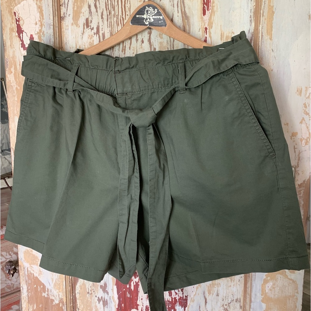 Liz Claiborne army green shorts with pockets, size 12